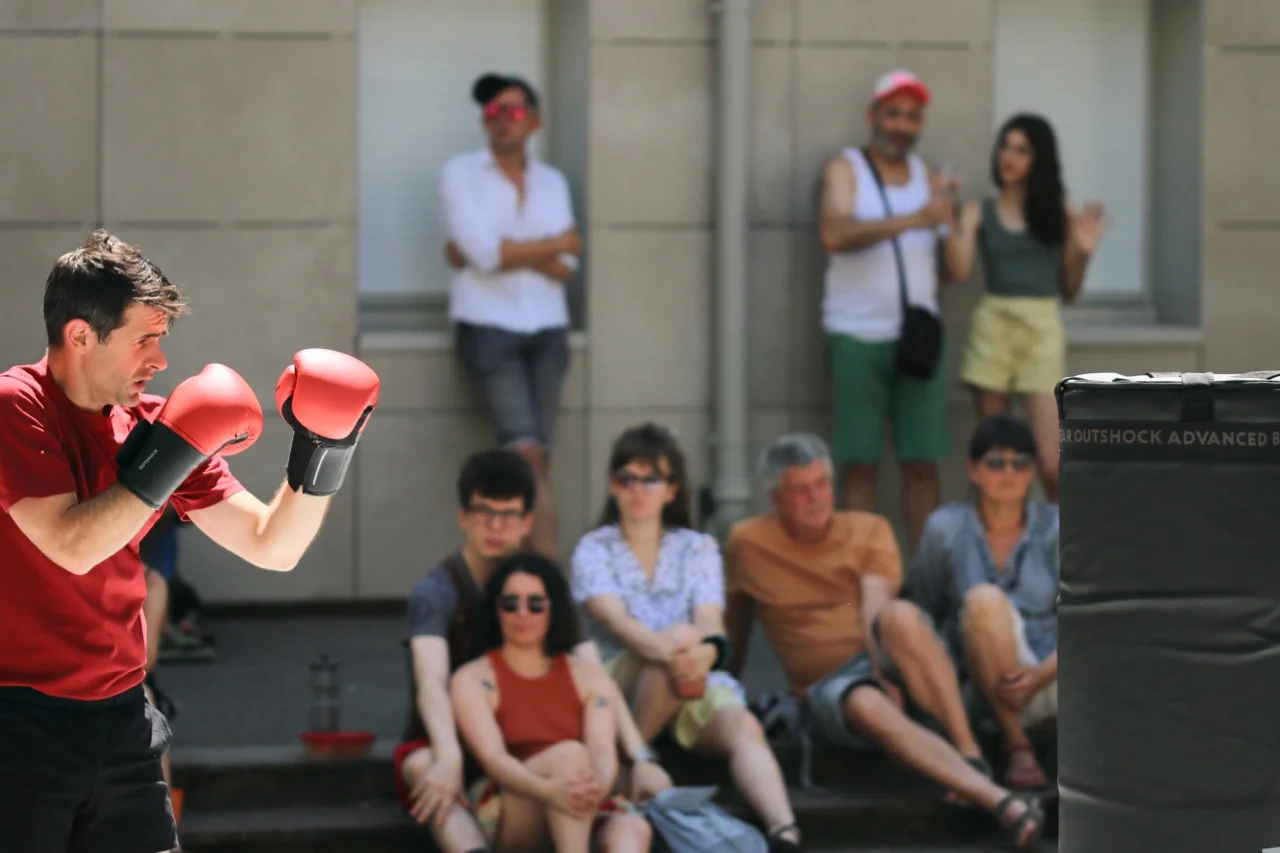 Adrien Taffanel avec gants de boxe en acrobatie - Spectacle AVANT L&rsquo;ESQUIVE cirque contemporain