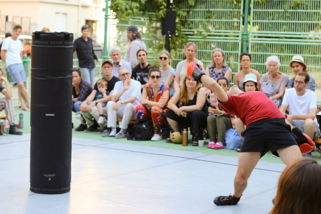 Équilibre sur les mains avec sac de frappe - AVANT L&rsquo;ESQUIVE spectacle de rue