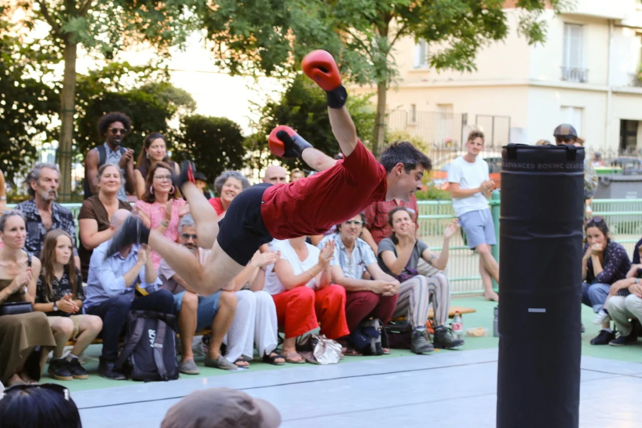 Solo cirque contemporain AVANT L&rsquo;ESQUIVE - Gants de boxe et équilibres