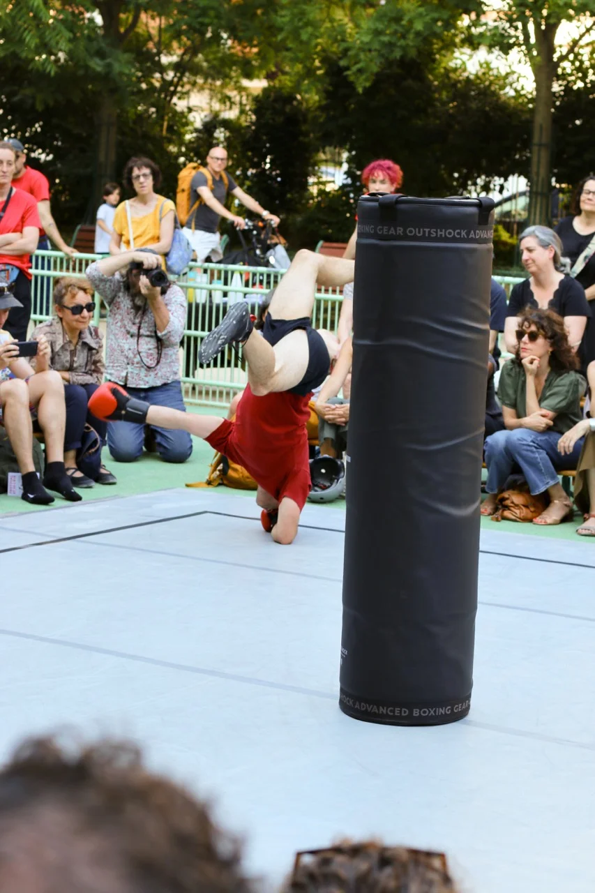 Spectacle de rue AVANT L&rsquo;ESQUIVE - Acrobatie et sac de frappe cirque