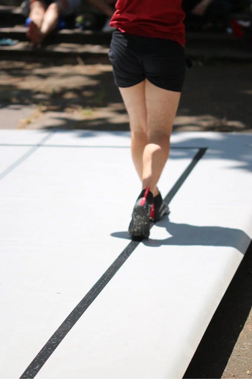 AVANT L&rsquo;ESQUIVE espace public extérieur - Solo cirque acrobatie Lille