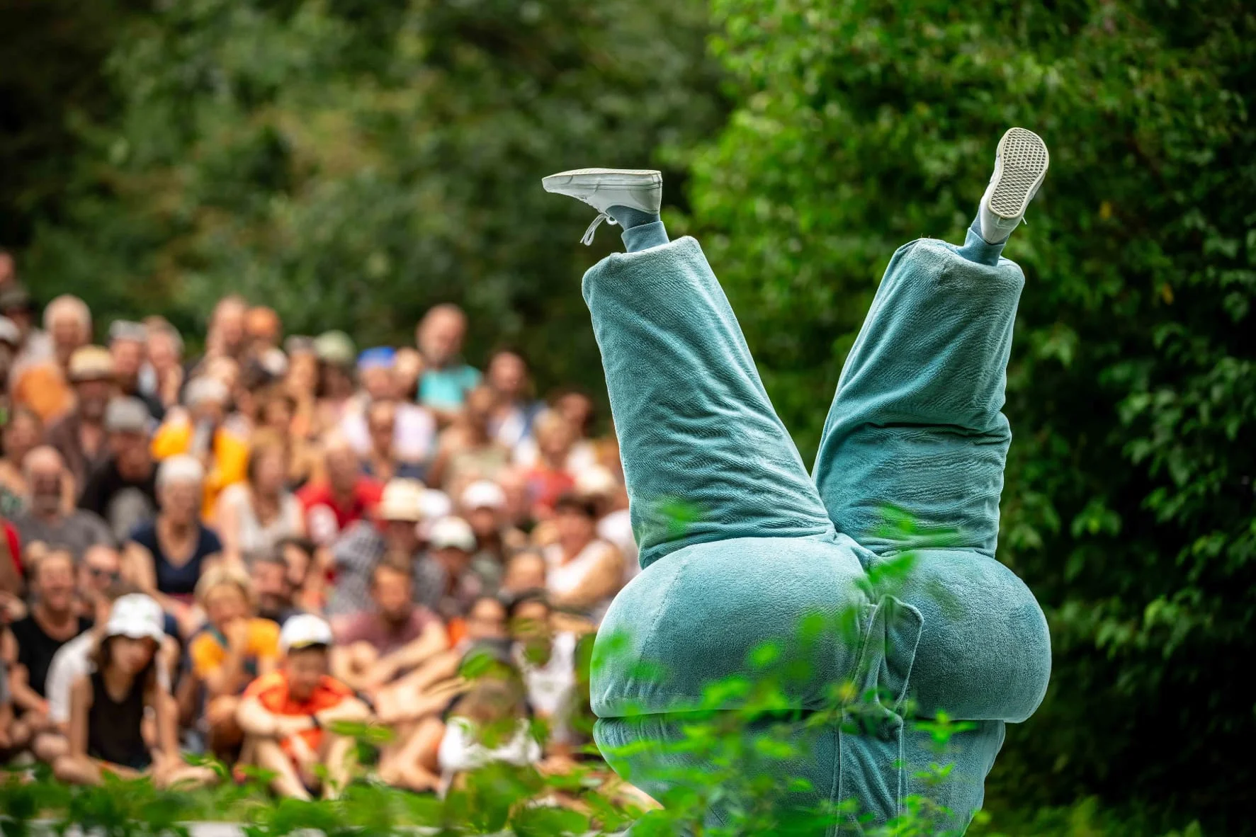 Adrien Taffanel dans costume mascotte - Solo cirque et objet espace public