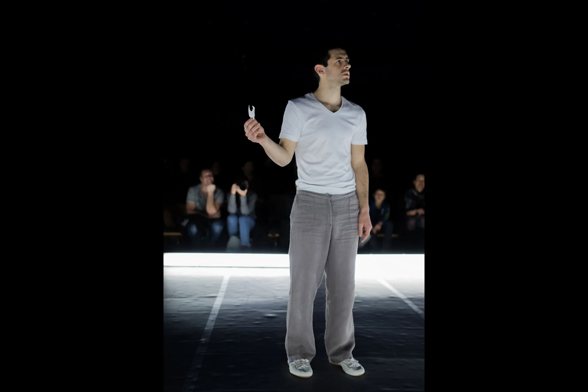 Solo cirque PATIENT - Équilibre sur les mains et acrobatie quadrifrontal