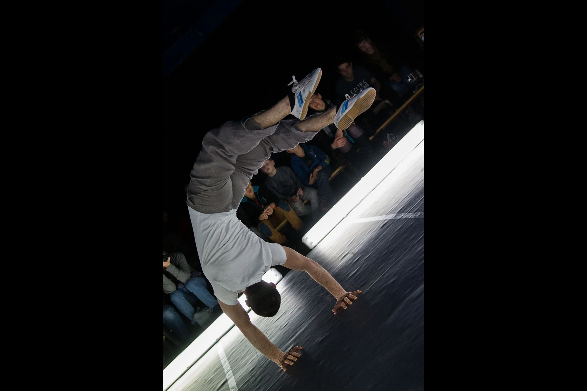 Spectacle PATIENT espace public - Néons et mouvement cirque Lille