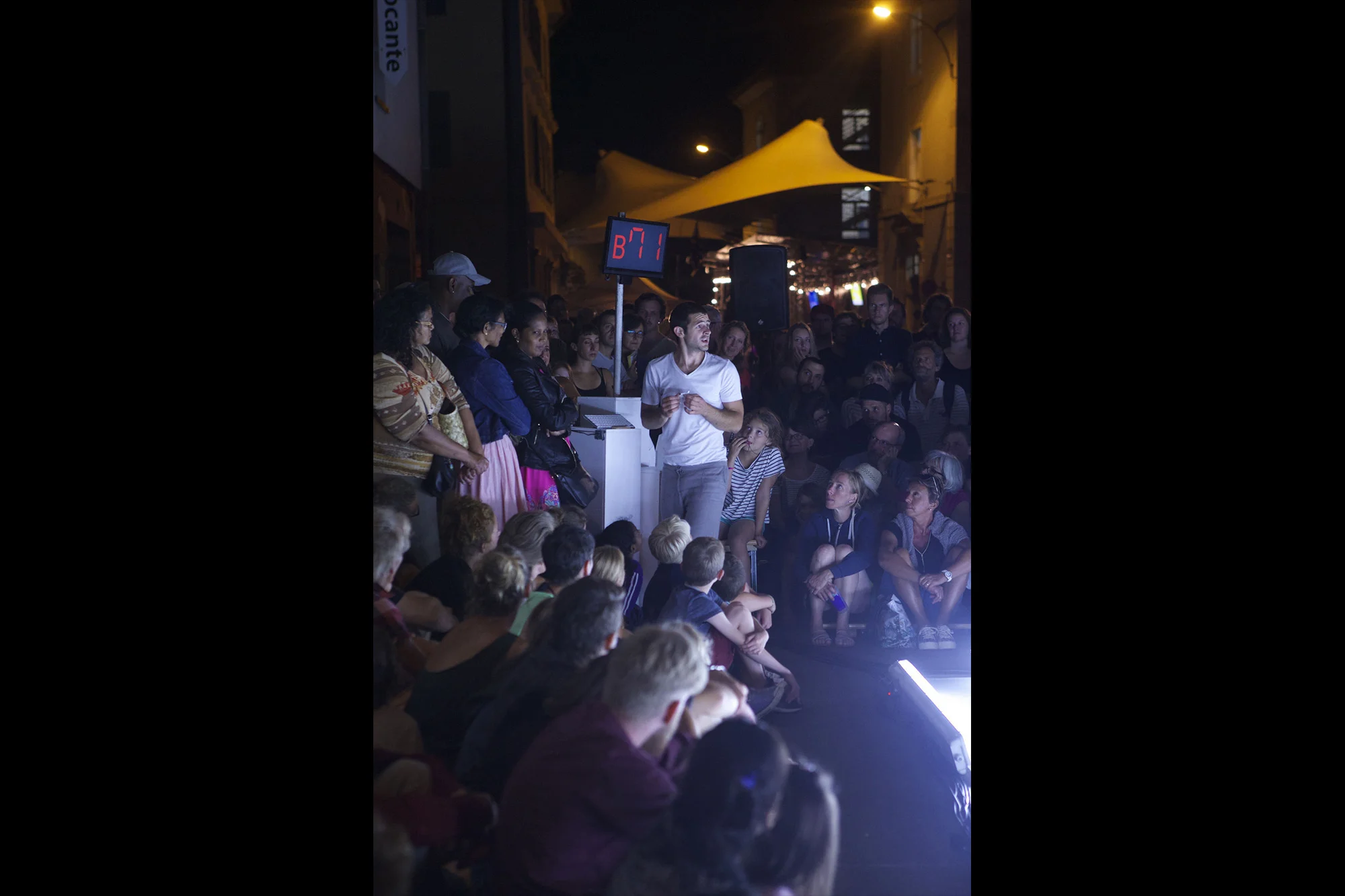 Spectacle PATIENT tout public - Acrobatie et mouvement dans néons cirque