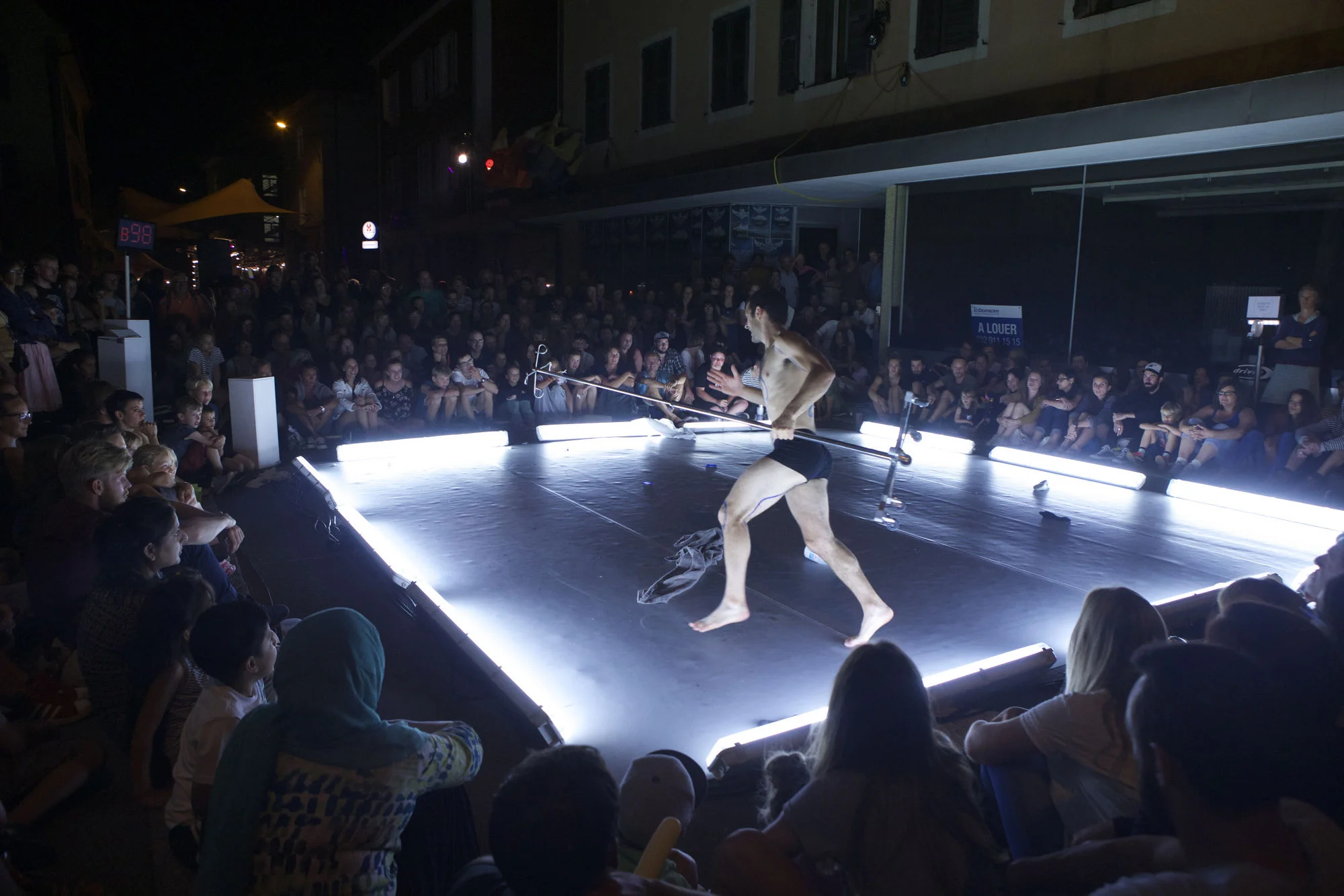 Cirque contemporain PATIENT - Équilibres acrobatie spectacle de rue