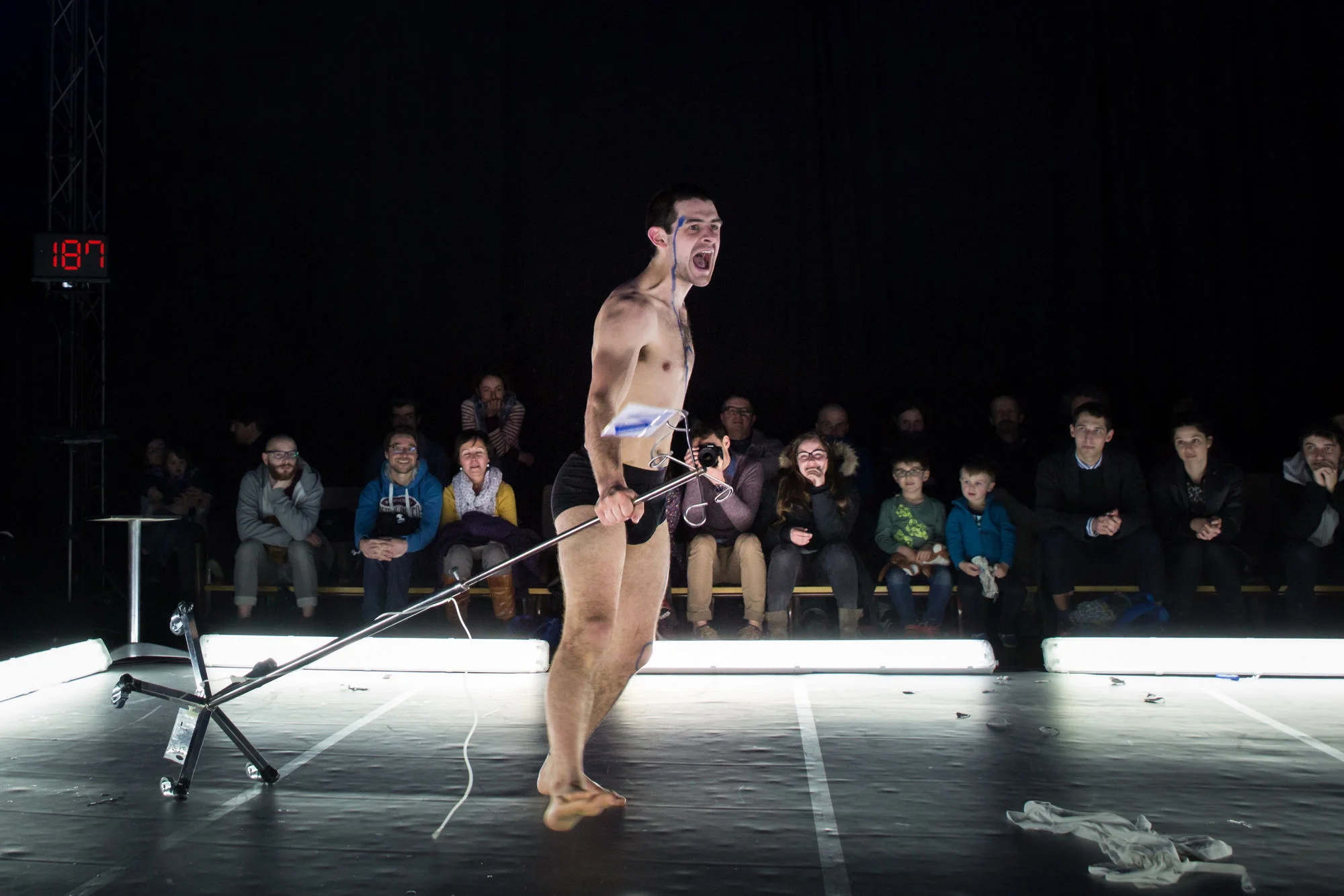 Adrien Taffanel PATIENT cirque - Performance quadrifrontal néons France