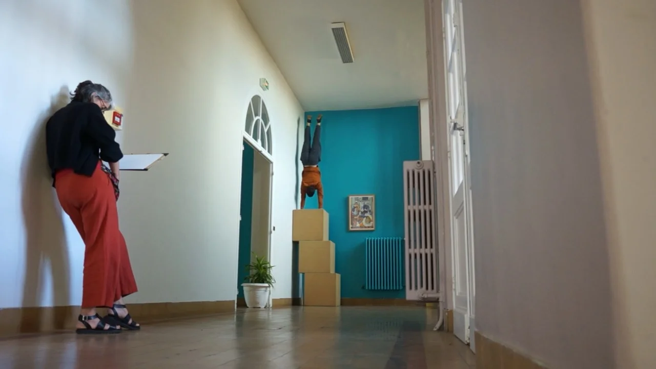 Impromptu cirque espace non dédié - Équilibres sur les mains et arts plastiques